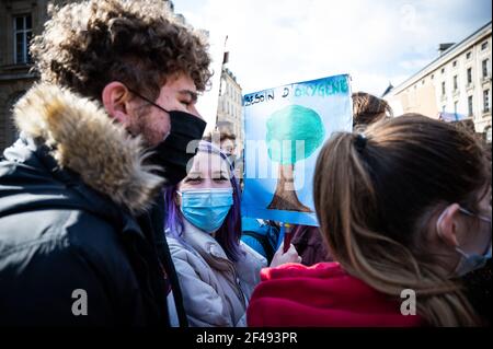 Parigi, Francia. 19 marzo 2021. Una giovane donna che ha un segno con un disegno di un albero e 'bisogno di ossigeno' durante la marcia YouthForClimate clima a Parigi il 19 marzo 20 Credit: Nathan Claux/Alamy Live News Foto Stock