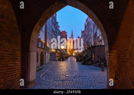 Via notturna vuota Mariacka, St Mary, strada nel centro storico di Danzica, Polonia Foto Stock