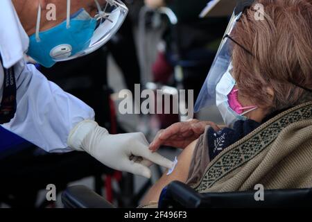 Città di Nezahualcoyotl, Messico. 19 marzo 2021. NEZAHUALCOYOTL, MESSICO - MARZO 19: Un anziano riceve una dose di Sputnik V, durante la vaccinazione di massa del programma nazionale di vaccinazione per adulti di età superiore ai 60 anni contro la malattia di Covid-19, all'interno dell'unità sportiva di Nezahualcoyotl situata nel comune di Nezahualcoyotl, stato del Messico. Il 19 marzo 2021 a Nezahualcoyotl City, Messico. (Foto di Eyepix/Sipa USA) Credit: Sipa USA/Alamy Live News Foto Stock