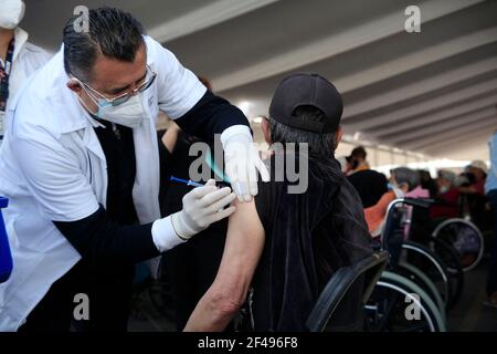 Città di Nezahualcoyotl, Messico. 19 marzo 2021. NEZAHUALCOYOTL, MESSICO - MARZO 19: Un anziano riceve una dose di Sputnik V, durante la vaccinazione di massa del programma nazionale di vaccinazione per adulti di età superiore ai 60 anni contro la malattia di Covid-19, all'interno dell'unità sportiva di Nezahualcoyotl situata nel comune di Nezahualcoyotl, stato del Messico. Il 19 marzo 2021 a Nezahualcoyotl City, Messico. (Foto di Eyepix/Sipa USA) Credit: Sipa USA/Alamy Live News Foto Stock