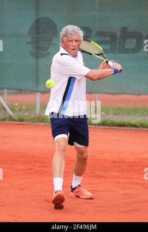 Tennista maschile in azione al Munich Senior Open 2020, singles MS70 per uomo, torneo di tennis ITF Seniors Foto Stock