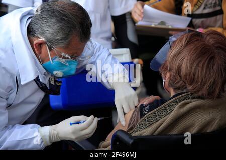 Città di Nezahualcoyotl, Messico. 19 marzo 2021. NEZAHUALCOYOTL, MESSICO - MARZO 19: Un anziano riceve una dose di Sputnik V, durante la vaccinazione di massa del programma nazionale di vaccinazione per adulti di età superiore ai 60 anni contro la malattia di Covid-19, all'interno dell'unità sportiva di Nezahualcoyotl situata nel comune di Nezahualcoyotl, stato del Messico. Il 19 marzo 2021 a Nezahualcoyotl City, Messico. (Foto di Eyepix/Sipa USA) Credit: Sipa USA/Alamy Live News Foto Stock