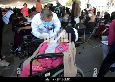 Città di Nezahualcoyotl, Messico. 19 marzo 2021. NEZAHUALCOYOTL, MESSICO - MARZO 19: Un anziano riceve una dose di Sputnik V, durante la vaccinazione di massa del programma nazionale di vaccinazione per adulti di età superiore ai 60 anni contro la malattia di Covid-19, all'interno dell'unità sportiva di Nezahualcoyotl situata nel comune di Nezahualcoyotl, stato del Messico. Il 19 marzo 2021 a Nezahualcoyotl City, Messico. (Foto di Eyepix/Sipa USA) Credit: Sipa USA/Alamy Live News Foto Stock