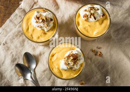 Pudding di zucca dolce fatta in casa con panna montata Foto Stock