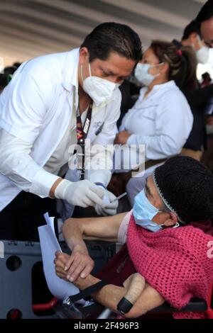 Città di Nezahualcoyotl, Messico. 19 marzo 2021. NEZAHUALCOYOTL, MESSICO - MARZO 19: Un anziano riceve una dose di Sputnik V, durante la vaccinazione di massa del programma nazionale di vaccinazione per adulti di età superiore ai 60 anni contro la malattia di Covid-19, all'interno dell'unità sportiva di Nezahualcoyotl situata nel comune di Nezahualcoyotl, stato del Messico. Il 19 marzo 2021 a Nezahualcoyotl City, Messico. (Foto di Eyepix/Sipa USA) Credit: Sipa USA/Alamy Live News Foto Stock