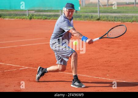 Tennista maschile in azione al Munich Senior Open 2020, singles MS60 per uomo, torneo di tennis ITF Seniors Foto Stock