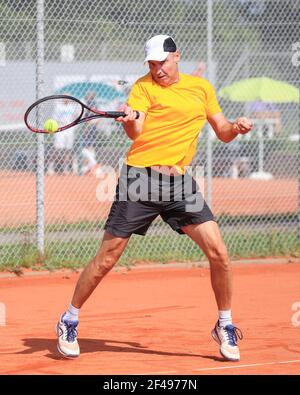 Tennista maschile in azione al Munich Senior Open 2020, singles MS50 per uomo, torneo di tennis ITF Seniors Foto Stock