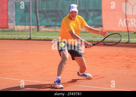 Tennista maschile in azione al Munich Senior Open 2020, singles MS50 per uomo, torneo di tennis ITF Seniors Foto Stock