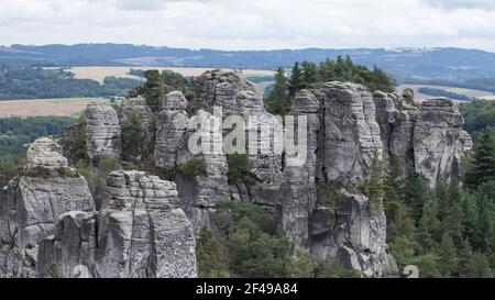 Enormi rocce nel mezzo di verde, la Czechia Foto Stock