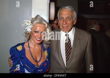 Mamie Van Doren e il produttore Howard W. Koch partecipano alla Retrospettiva cinematografica di Hollywood e al Tributo di Mamie Van Doren il 23 aprile 1984 al Nuart Theatre di Los Angeles, California Credit: Ralph Dominguez/MediaPunch Foto Stock