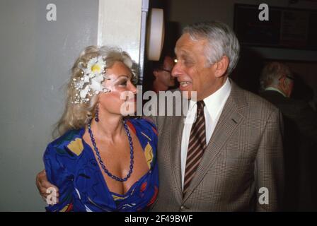 Mamie Van Doren e il produttore Howard W. Koch partecipano alla Retrospettiva cinematografica di Hollywood e al Tributo di Mamie Van Doren il 23 aprile 1984 al Nuart Theatre di Los Angeles, California Credit: Ralph Dominguez/MediaPunch Foto Stock
