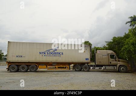 Vinh, Vietnam - Settembre, 2015: Camion con trasporto pesante rimane su un parcheggio vicino all'autostrada. Vista laterale del veicolo lungo con carico Foto Stock