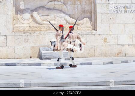 Soldati Evzone esecuzione di cambio della guardia, Atene, Grecia, Europa Foto Stock