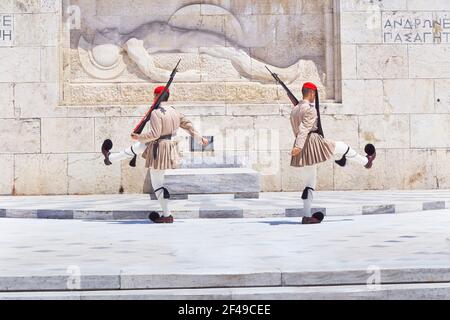 Soldati Evzone esecuzione di cambio della guardia, Atene, Grecia, Europa Foto Stock
