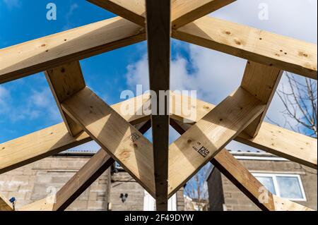 Primo piano della costruzione del tetto in gazebo in corso a casa. concetto diy. Foto Stock