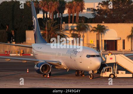 Bluebird Airways Boeing 737-800 parcheggiato a Malta Aeroporto Foto Stock