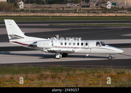 Cessna 560 Citation Encore+ business jet privato all'arrivo Malta Foto Stock