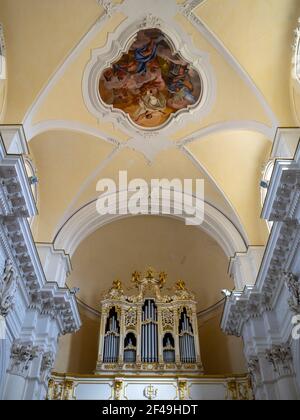 Organo e affresco a soffitto della Chiesa di San Carlo, noto Foto Stock