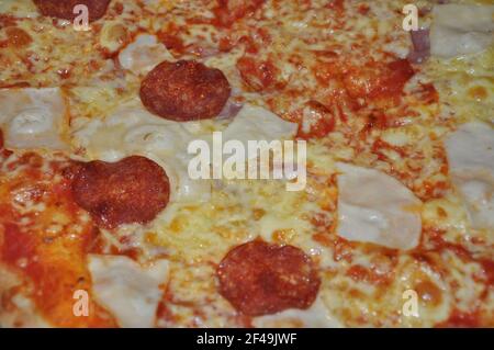 Pizza salame. Pizza pepperoni con mozzarella. Primo piano di pizza pepperoni appena sfornata. Foto Stock