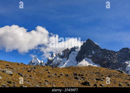 L'Apu Salkantay innevato scoperto dalle nuvole in un Giorno di giugno soleggiato visto il secondo giorno di Il famoso trekking Salkantay che conduce a Machu Picchu i Foto Stock