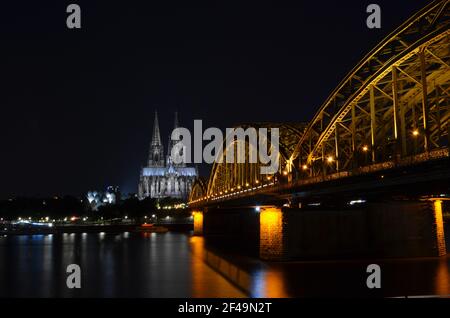 Cattedrale di Colonia e Ponte Hohenzollern al tramonto / di notte Foto Stock