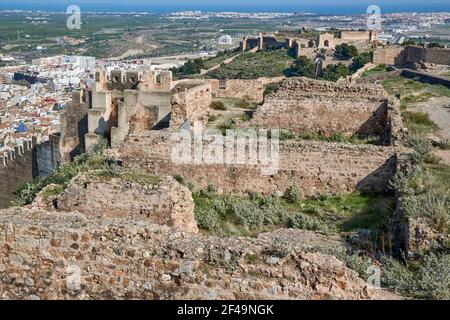 Il castello è una fortificazione difensiva con una lunghezza di quasi un chilometro situata in cima alla collina che protegge la città di Sagunto, Spagna Foto Stock