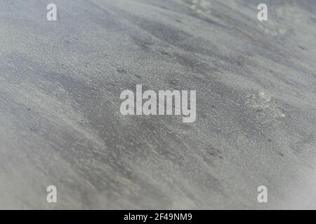 Una grande quantità di polline primaverile marzo fuori spolvero su un tavolo da pranzo all'aperto. Foto Stock