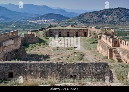 Il castello è una fortificazione difensiva con una lunghezza di quasi un chilometro situata in cima alla collina che protegge la città di Sagunto, Spagna Foto Stock