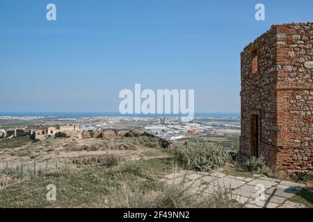 Il castello è una fortificazione difensiva con una lunghezza di quasi un chilometro situata in cima alla collina che protegge la città di Sagunto, Spagna Foto Stock