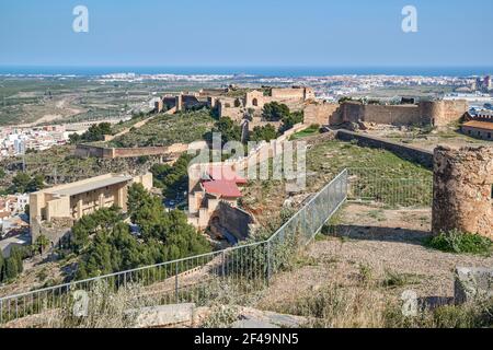 Il castello è una fortificazione difensiva con una lunghezza di quasi un chilometro situata in cima alla collina che protegge la città di Sagunto, Spagna Foto Stock