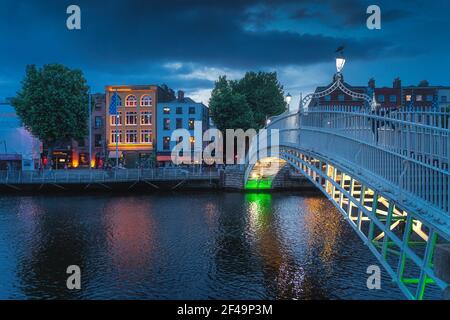 Dublino, Irlanda, agosto 2019 ha Penny ponte sul fiume Liffey sulla strada Tempel Bar all'ora blu, fotografia notturna Foto Stock