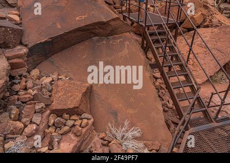 Incisioni preistoriche di Boscimani, dipinti di roccia a Twyfelfontein, Namibia - passeggiata ai dipinti di roccia Foto Stock