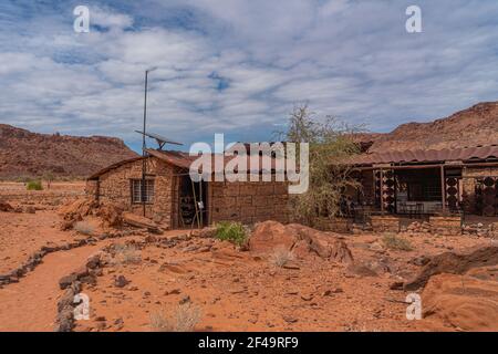 Area d'ingresso a Twyefelfontain con incisioni preistoriche Boscimane, pittura rupestre in Namibia Foto Stock