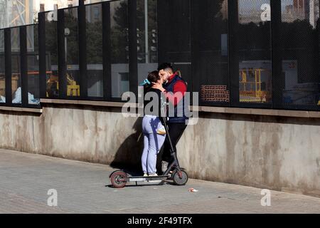 Coppia baciando per strada, Barcellona, Spagna. Foto Stock