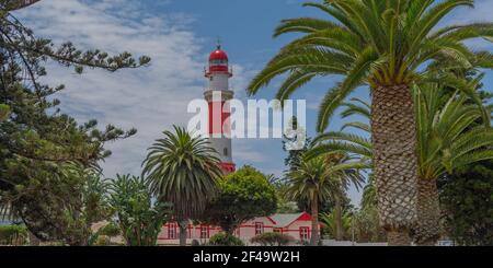 Famoso faro Swakopmund a Swakopmund, città sulla costa atlantica della Namibia nord-occidentale, panorama Foto Stock