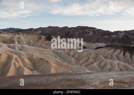 Zabriskie Point appena prima del tramonto nella Valle della morte Foto Stock