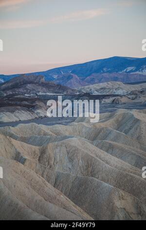 Zabriskie Point al tramonto, con una strada vuota in lontananza Foto Stock