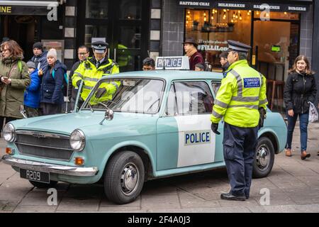 Policemans in piedi presso la sua polizia auto.Police segno su una Austin pattuglia car.AUSTIN1300 polizia Panda car.London, 26 gennaio 2020. Foto Stock