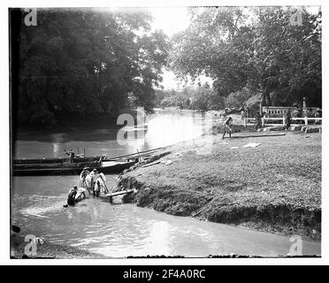 Alt-Batavia, Java / Indonesia: Lavoratori sul canale. Vista del canale con la gente del posto che fa diverse opere sulla riva e nel canale Foto Stock