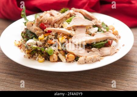 insalata estiva di pollo fresco e sano con quinoa e ceci, feta, spinaci e pomodoro Foto Stock