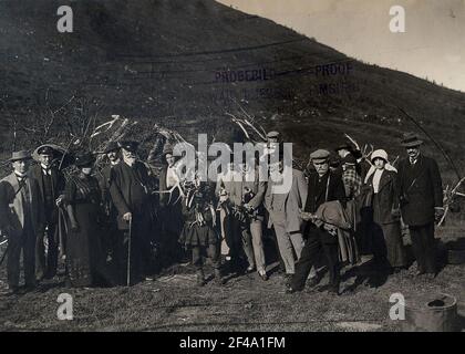 Norvegia. Foto di gruppo con i turisti di Hapag e membro di una famiglia di semi, che si trova di fronte alla loro rifugio sulla Terra a Tromsø Foto Stock