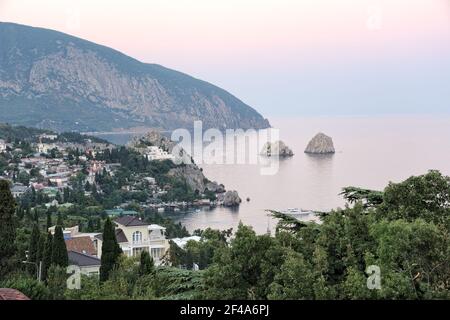 = Baia di Gurzuf al tramonto = Panoramica Baia di Gurzuf da Snegiri Guest House al tramonto in estate. Nella foto: Insediamento di Gurzuf, baia di Gurzuf e Adalary Foto Stock