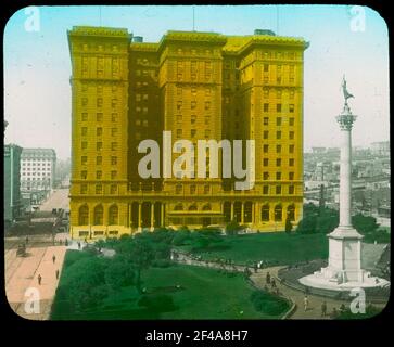 San Francisco, Union Square. St. Francis Hotel (1904, 1913, Bliss e Faville) e Park with Victoria Monument (Monumento per l'ammiraglio George Dewey, 1903) Foto Stock