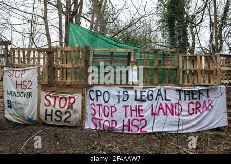 Wendover, Regno Unito. 18 marzo 2021. Una sezione del muro di Stop HS2Õs Wendover Active Resistance Camp nel bosco minacciato dal progetto di collegamento ferroviario ad alta velocità HS2. Gli attivisti hanno creato diversi campi di questo tipo lungo la prima fase del collegamento ferroviario £106 miliardi tra Londra e Birmingham. Credit: Mark Kerrison/Alamy Live News Foto Stock