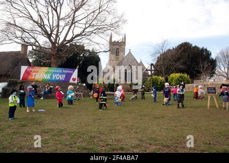 Una comunità di villaggio in Islip racconta la storia di covid-19 pandemia attraverso una visualizzazione di effigi fatti a mano 2021 Foto Stock