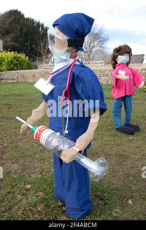 Una comunità di villaggio in Islip racconta la storia di covid-19 pandemia attraverso una visualizzazione di effigi fatti a mano 2021 Foto Stock