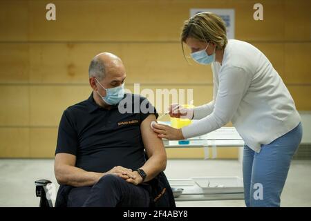 Lubiana, Slovenia. 19 marzo 2021. Il primo ministro sloveno Janez Jansa riceve il vaccino AstraZeneca COVID-19 a Lubiana, Slovenia, il 19 marzo 2021. I politici di alto livello sloveni hanno ricevuto venerdì il vaccino AstraZeneca COVID-19 per rafforzare la fiducia del pubblico nelle vaccinazioni. Credit: Zeljko Stevanic/Xinhua/Alamy Live News Foto Stock