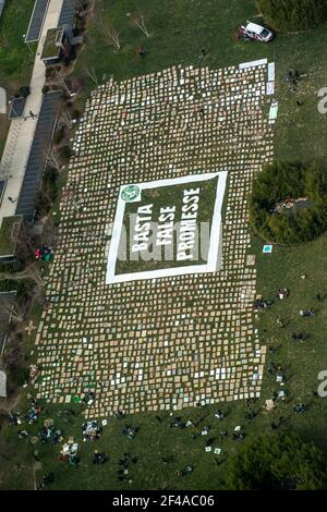 Torino, Italia - 19 marzo 2021: Una visione generale mostra migliaia di cartelli e la scritta 'non più false promesse' durante la manifestazione 'Venerdì per il futuro', uno sciopero climatico mondiale contro l'inazione governativa verso il crollo climatico e l'inquinamento ambientale. A causa delle misure del coronavirus la dimostrazione è stata statica e i dimostranti hanno messo migliaia di cartelli sul terreno nel parco. Credit: Nicolò campo/Alamy Live News Foto Stock