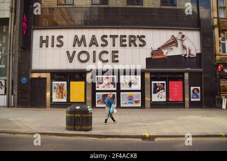 Una donna passa accanto al negozio di punta HMV (la sua voce di maestri) su Oxford Street, che è stato disoccupato da quando ha chiuso permanentemente nel 2019.This anno, il rivenditore di musica, film e giochi celebra il 100 ° anniversario dell'apertura del suo primo negozio. Foto Stock