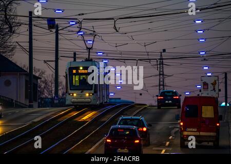 Il Blue Ribbon, un'installazione leggera lungo Kurt-Schumacher-Strasse, a Gelsenkirchen Schalke, lungo 2.7 KM, organizzata dalla Schalker Markt Foundation Foto Stock